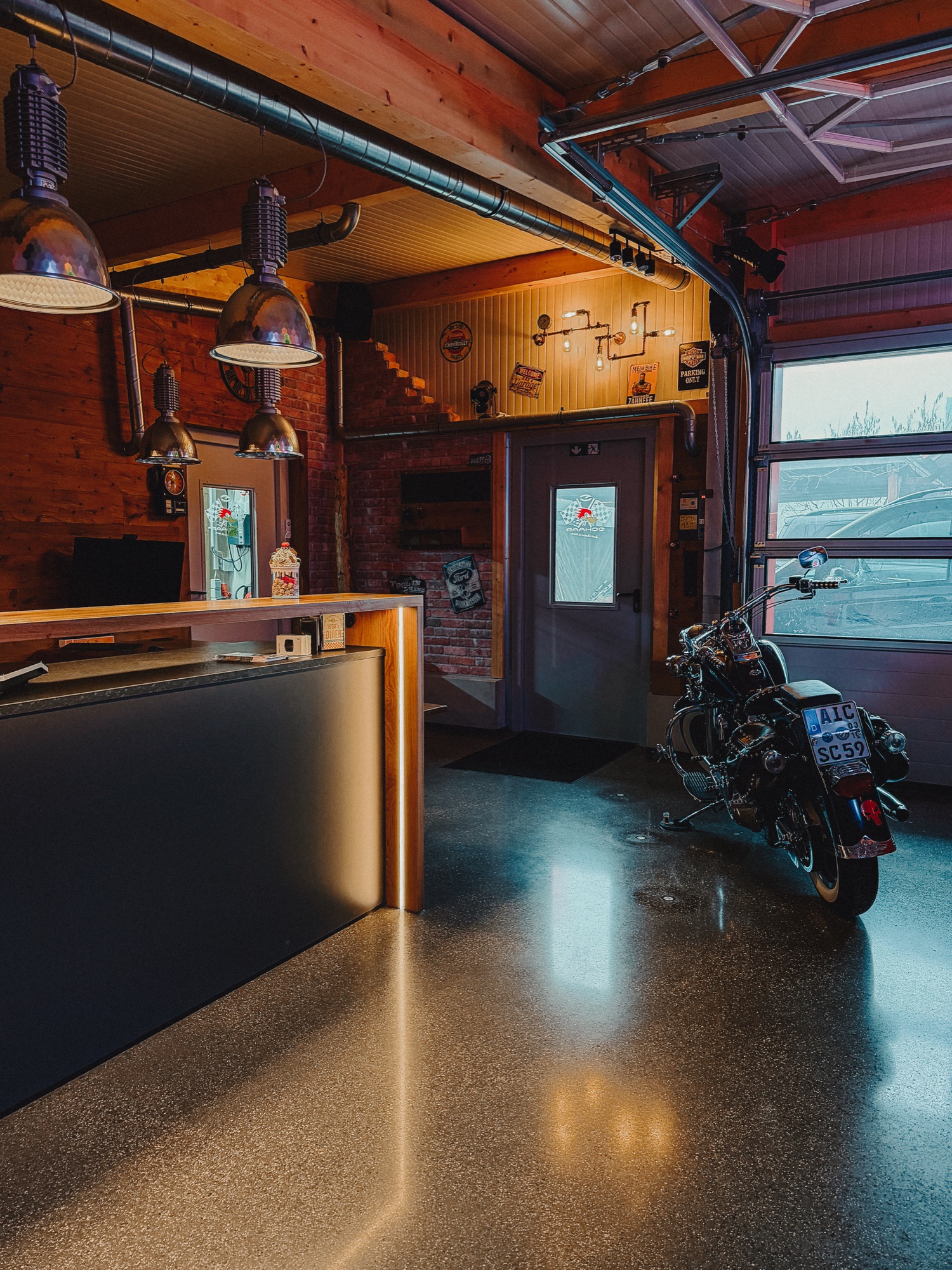 Bar-Bereich mit geschliffenem Betonboden bei KFZ Schaar