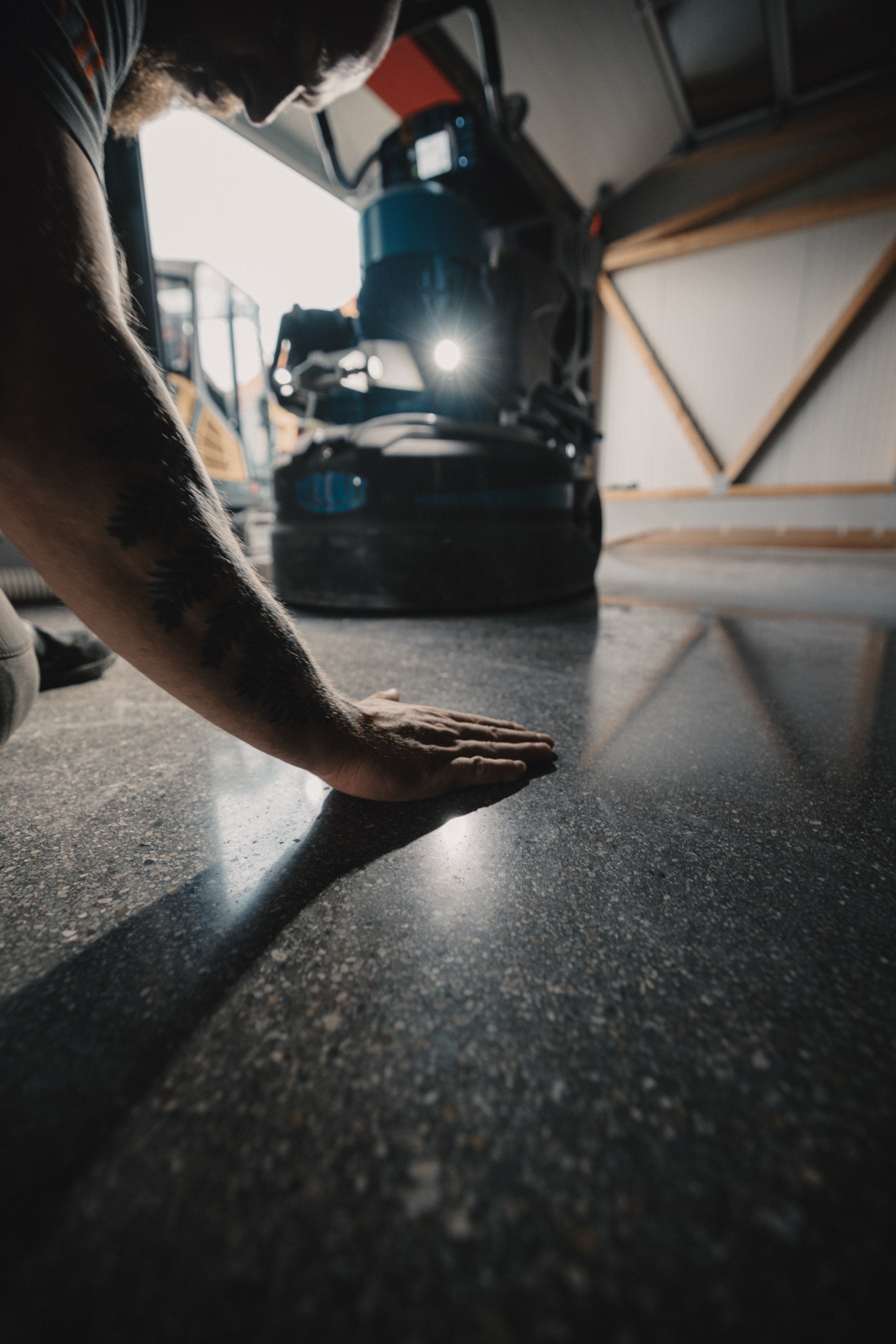 Handprüfung der geschliffenen Betonoberfläche