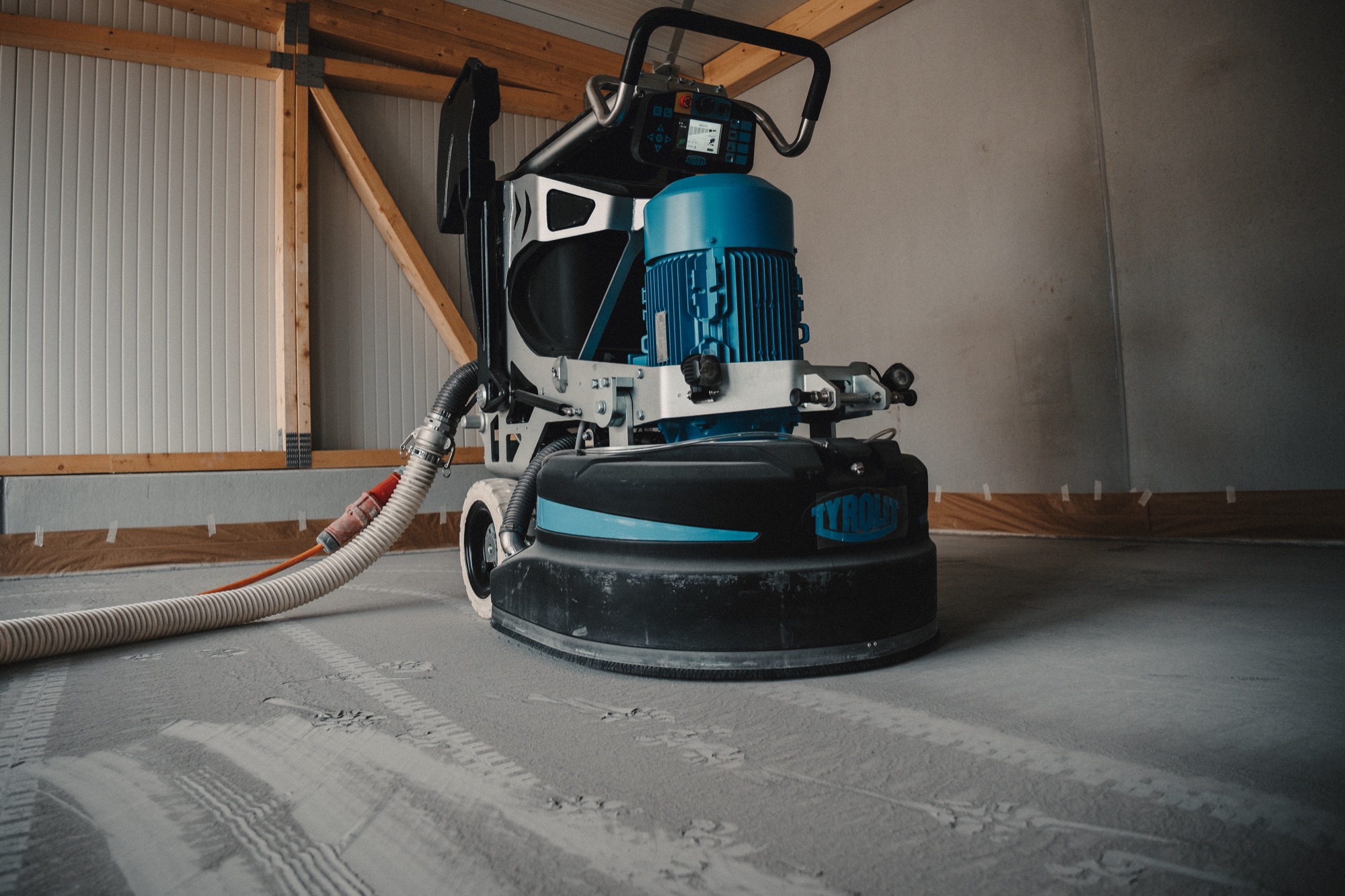 Tyrolit Betonschleifmaschine von vorne mit Schleifspuren auf dem Boden