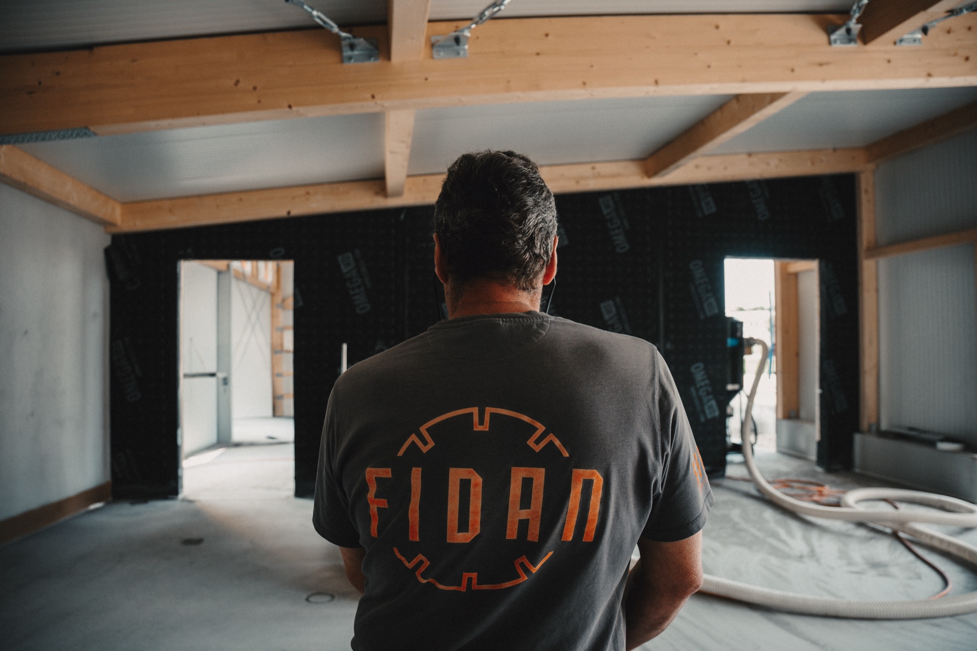 Fidan Mitarbeiter begutachtet die Halle vor Arbeitsbeginn