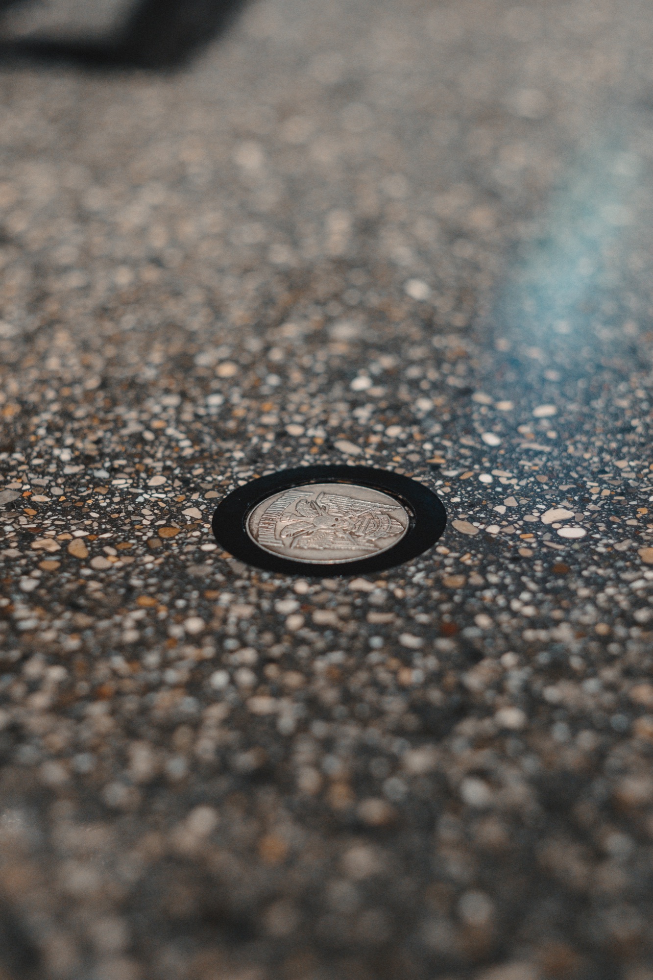 Detail des geschliffenen Betonbodens mit freigelegtem Zuschlagstoff