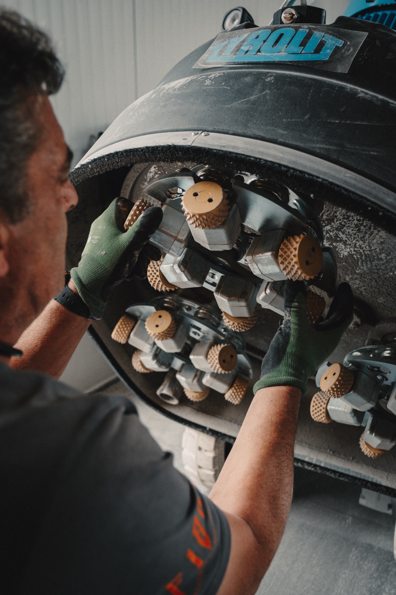 Fidan Monteur beim Betonschleifen mit Tyrolit-Maschine