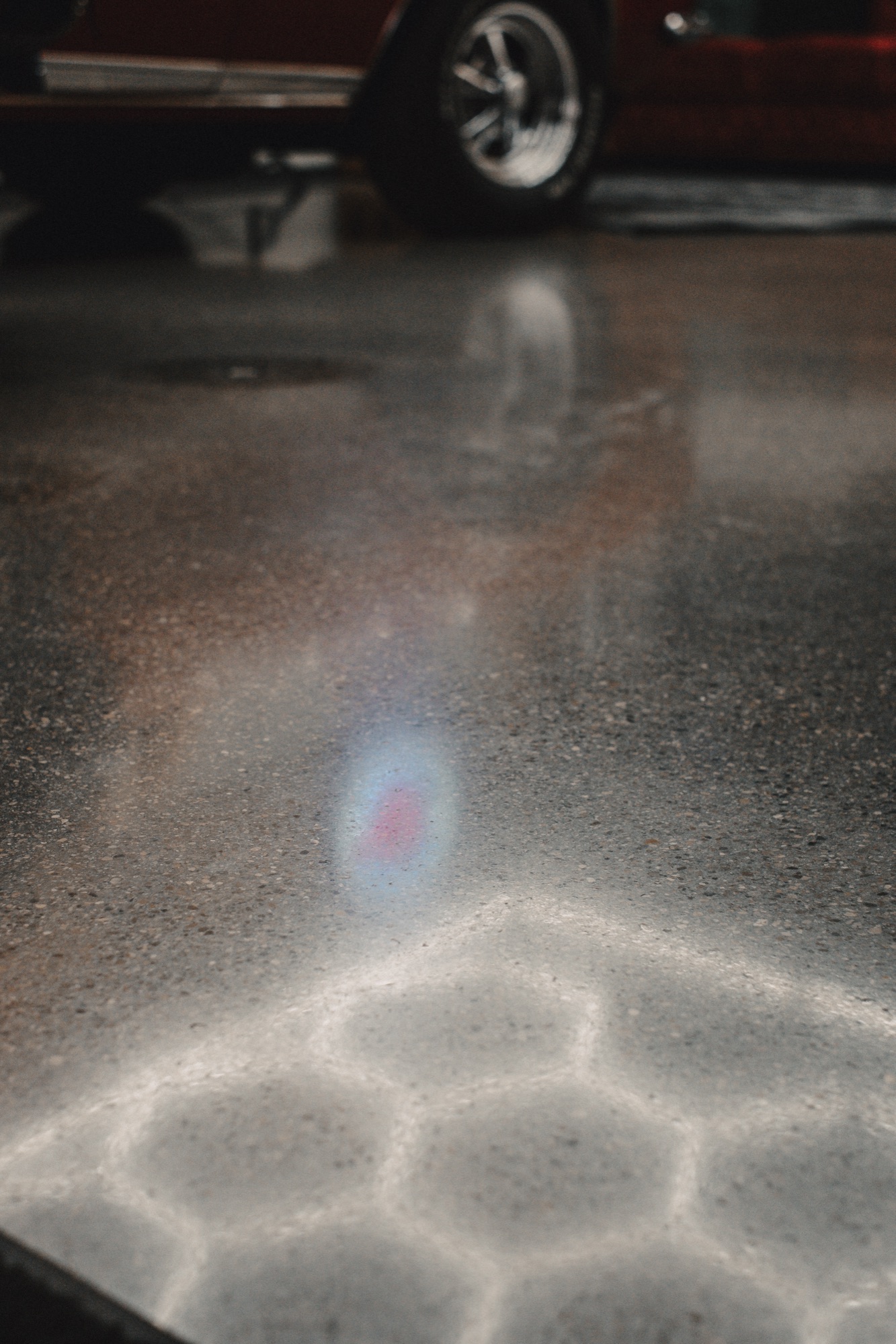 Geschliffener Betonboden mit Lichtreflexionen