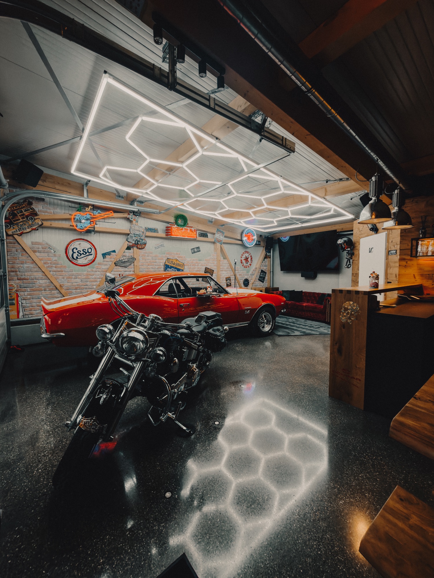 KFZ Schaar Showroom mit geschliffenem Betonboden, Oldtimer und Motorrad