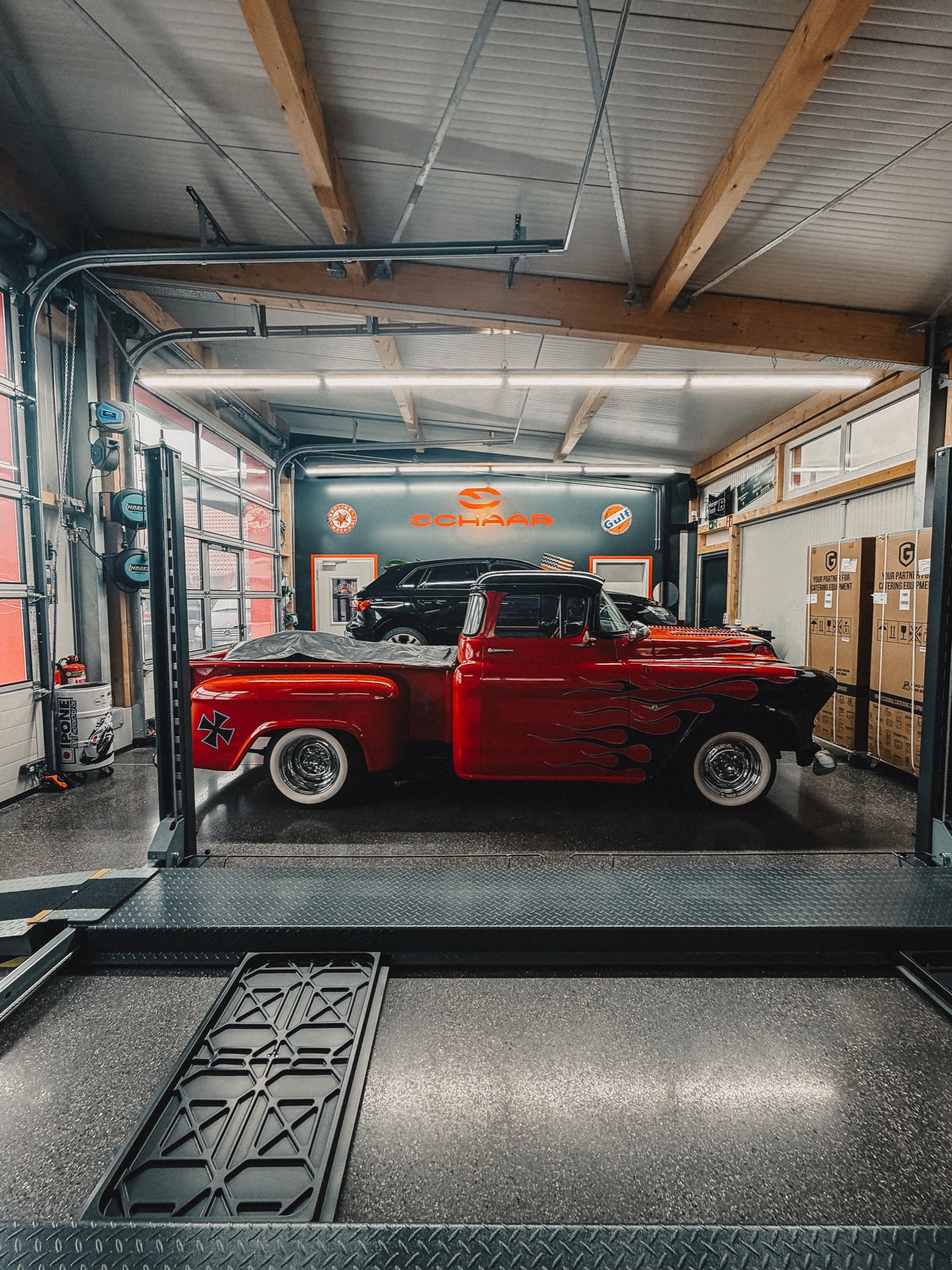 Roter Hot Rod Pickup auf geschliffenem Betonboden bei KFZ Schaar