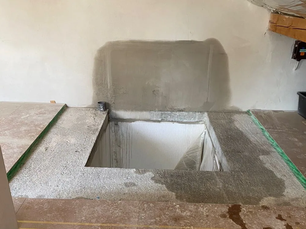 Fertige Deckenöffnung im Dachgeschoss, Ränder mit grünem Klebeband abgeklebt