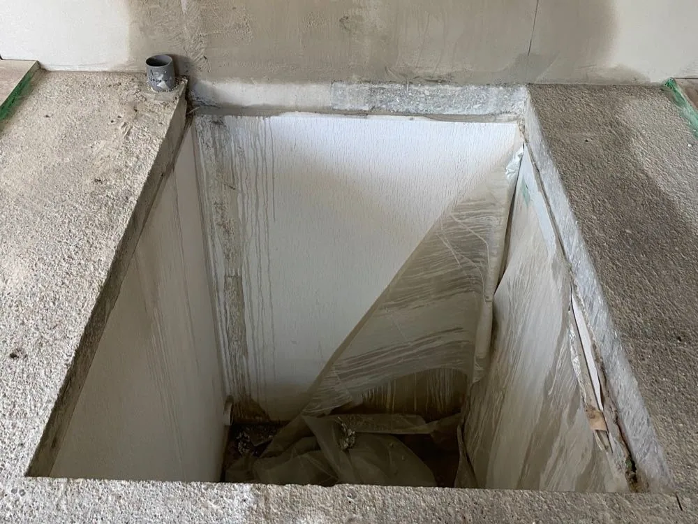 Blick in die fertige Deckenöffnung mit geraden Schnittkanten, im Schacht Schutzfolie