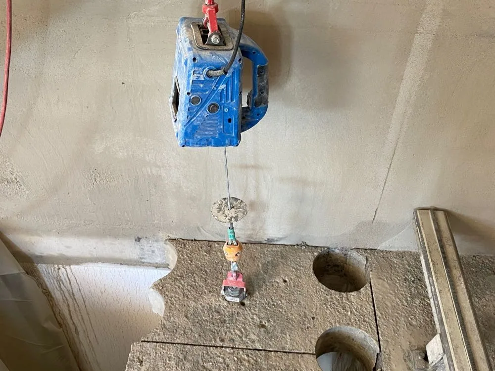Elektrischer Kettenzug mit Anschlagmittel an einem ausgesägten Betonteil