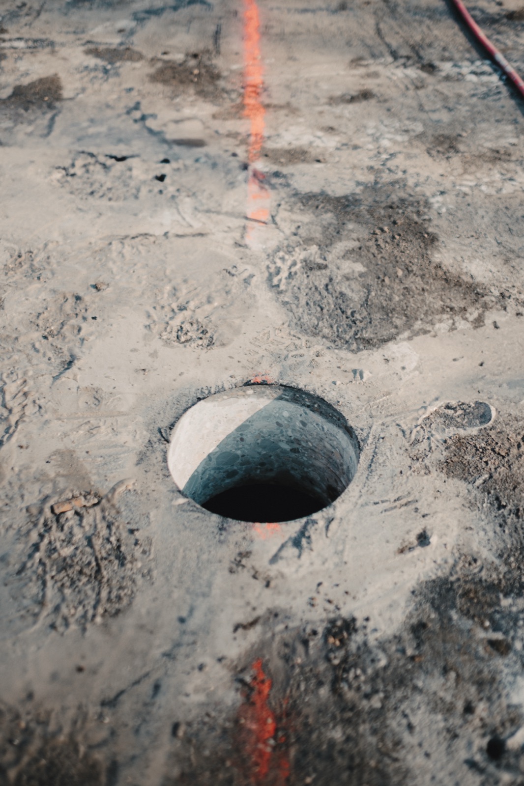 Fertiges Kernbohrloch in der Betonfahrbahn der Brücke