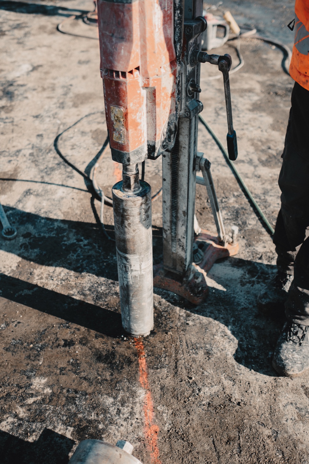 Kernbohrmaschine mit Diamantkrone im Einsatz auf der Brückendecke