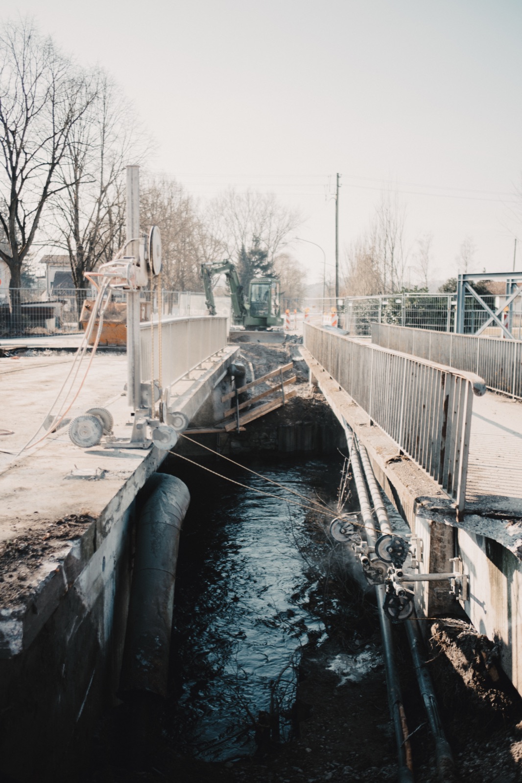 Wasserumleitung mit Rohren neben der rückgebauten Brücke