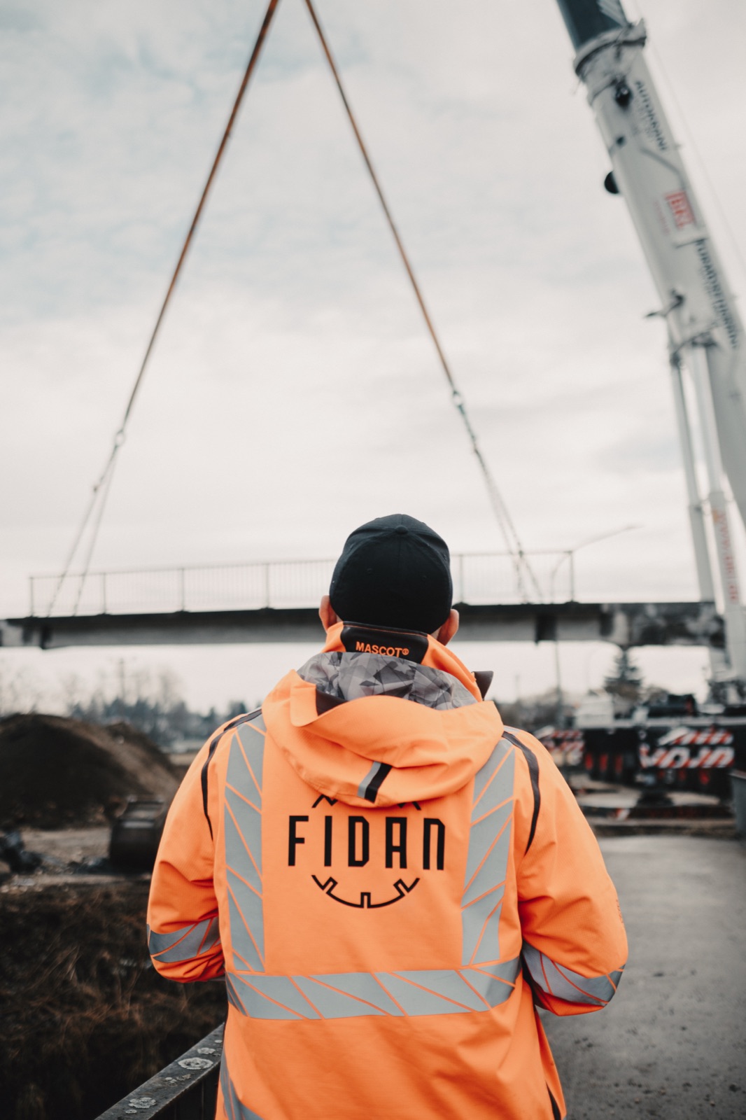 Fidan Monteur beobachtet den Kranhub eines Brückenteils beim Rückbau in Jettingen-Scheppach