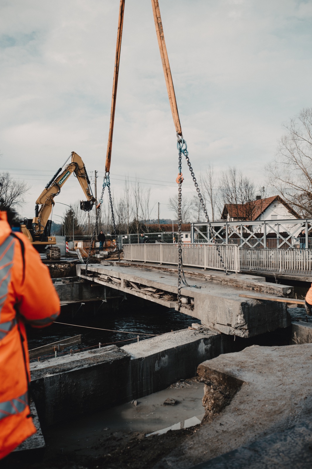 Nahaufnahme des Brückenteils an Stahlketten hängend am Kran