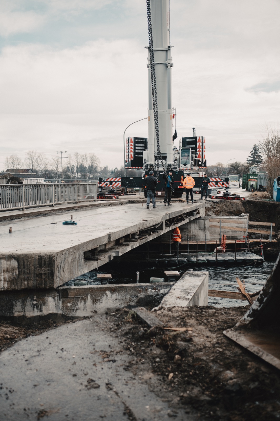 Fidan Team auf der Brücke während der Schwerlastkran ein Betonsegment anhebt