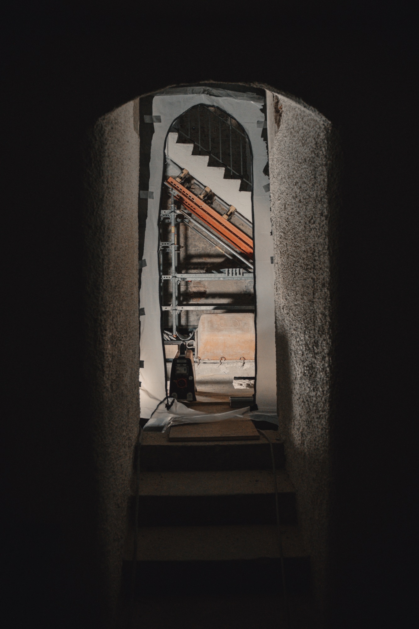 Blick durch mittelalterlichen Steinbogen in den Treppenbereich des Perlachturms