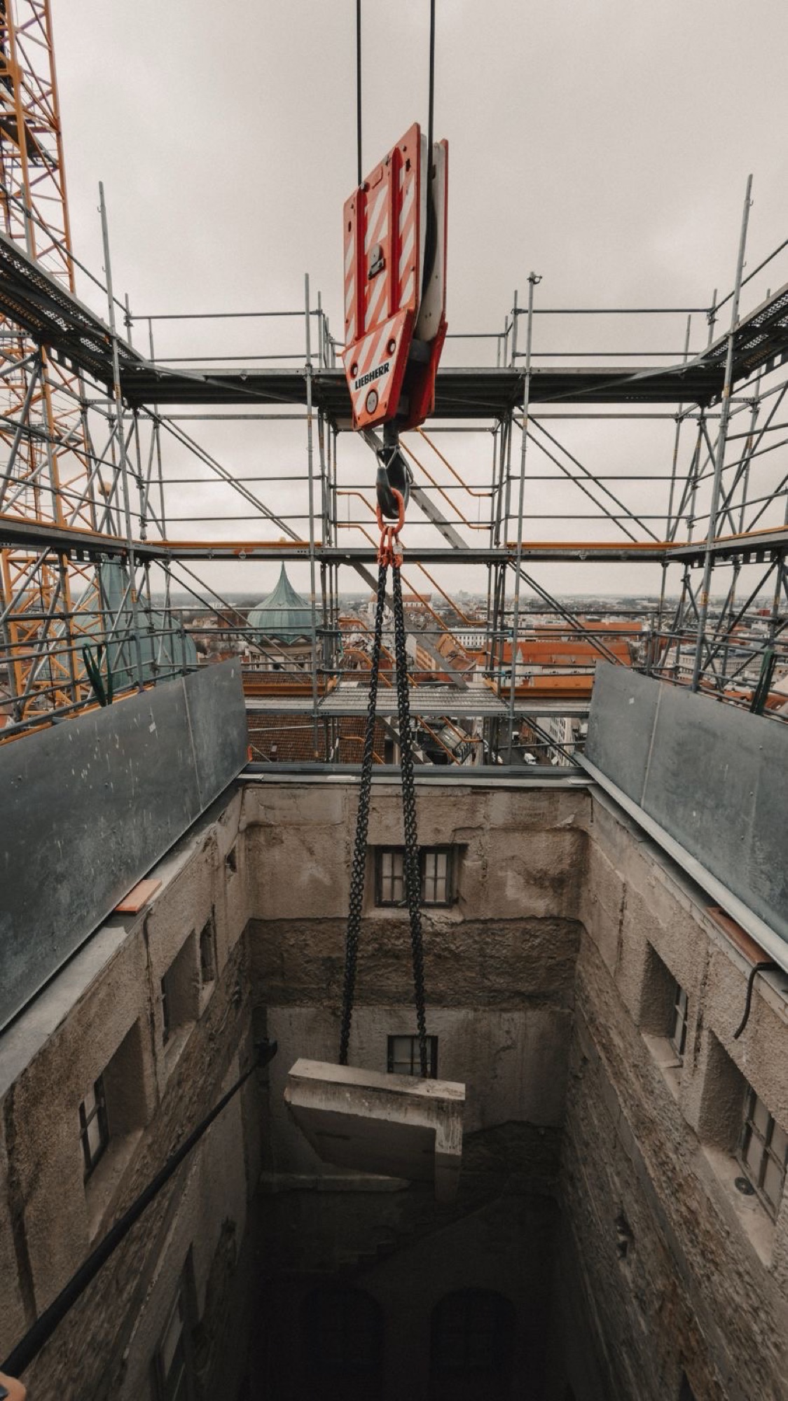 Blick von oben in den leeren Turmschaft nach dem Rückbau