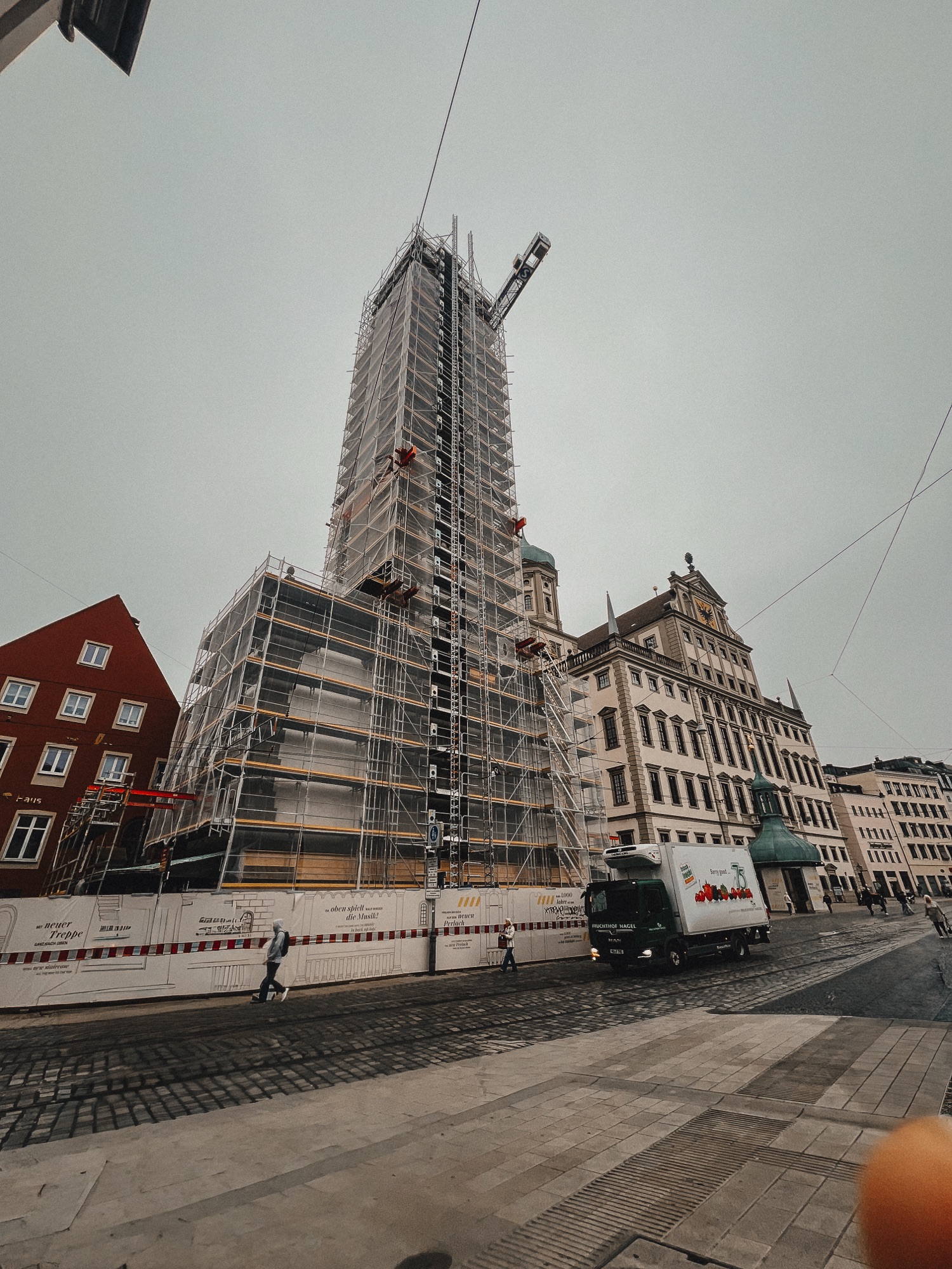 Perlachturm Augsburg komplett eingerüstet mit Baukran