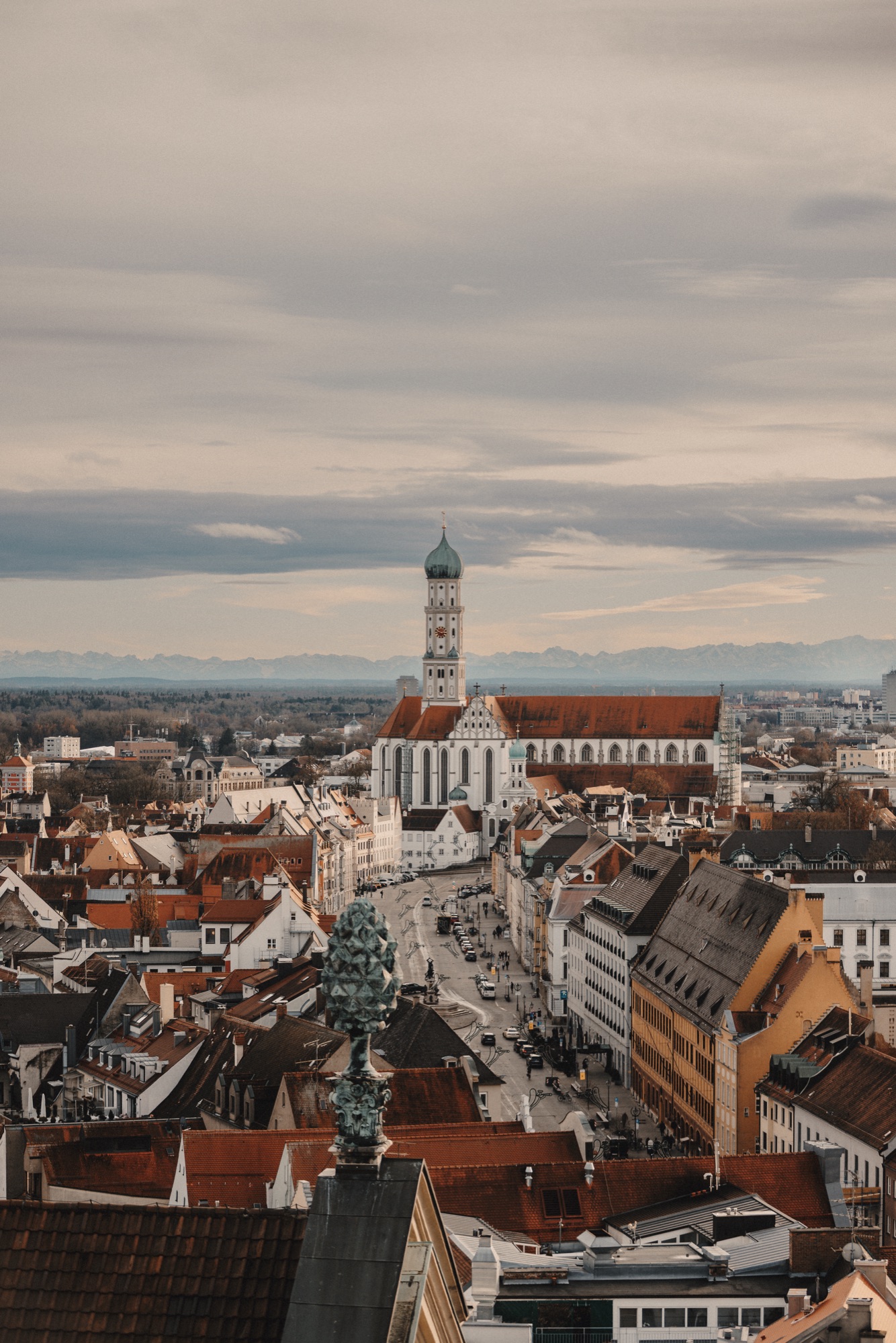 Panorama über Augsburg vom Perlachturm mit St. Ulrich und Alpen