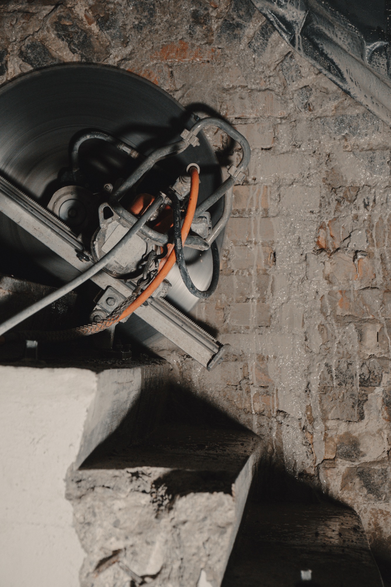 Wandsäge mit Diamantklinge auf Schiene an der Treppe montiert