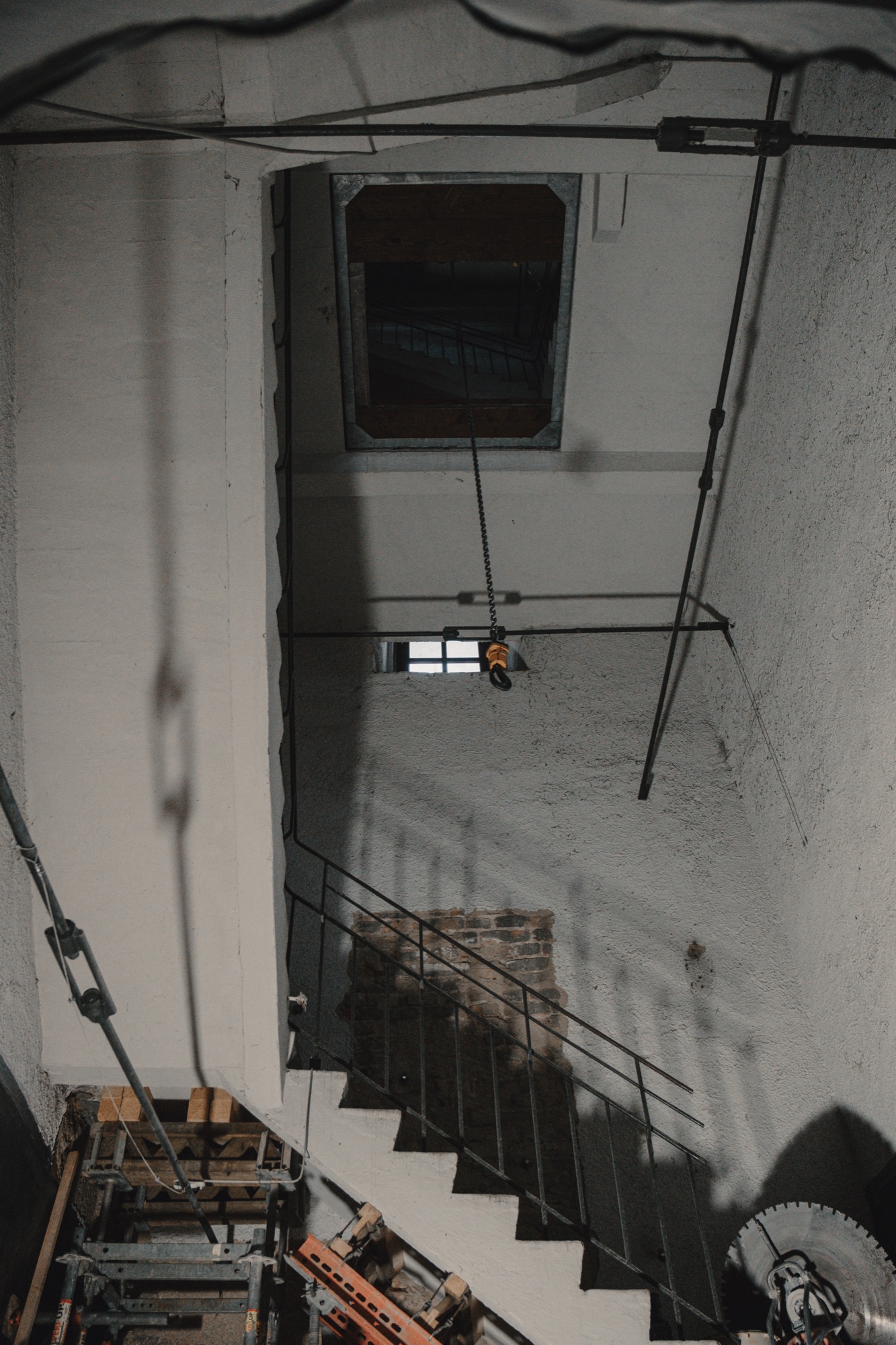 Blick nach oben durch den Turmschaft mit mehreren Treppenebenen