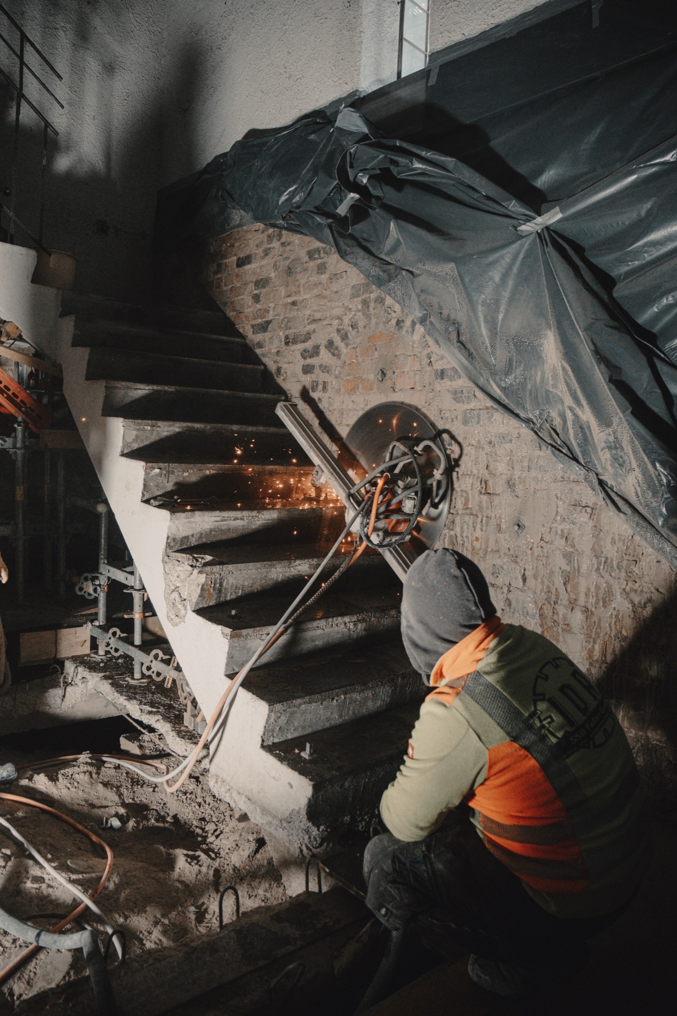 Funken sprühen beim Betonsägen der Treppe im Perlachturm