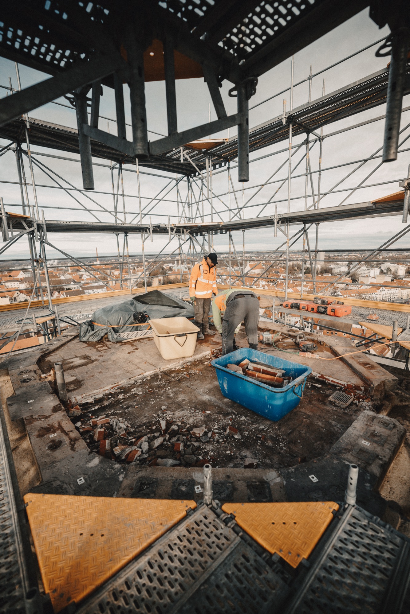 Monteur auf der offenen Plattform des Perlachturms mit Augsburger Skyline