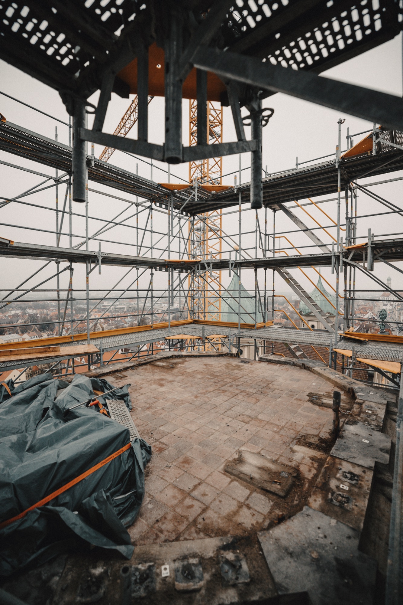 Gerüstplattform an der Turmspitze mit Blick über Augsburg