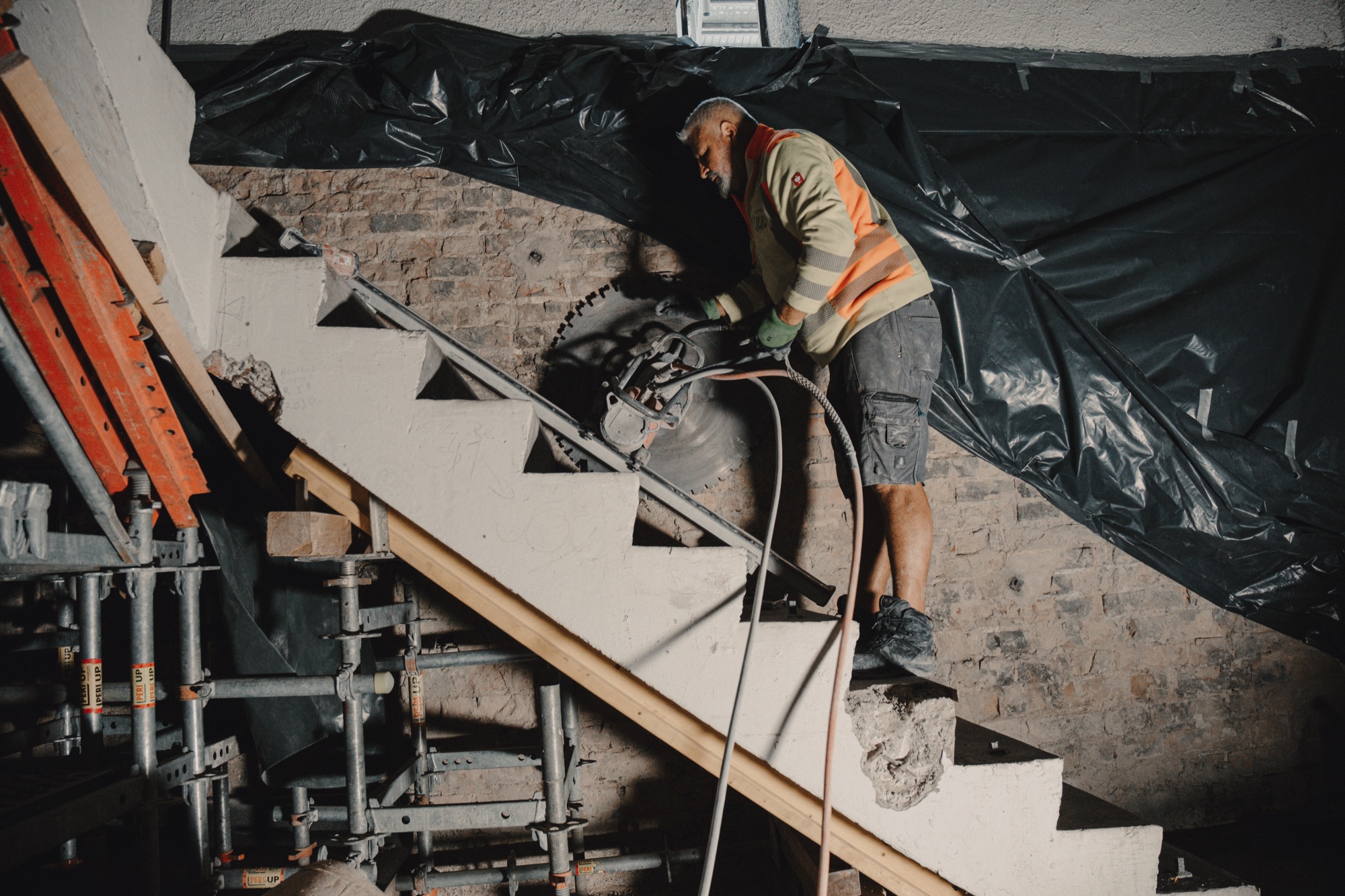 Fidan Monteur bedient die Wandsäge an der Betontreppe