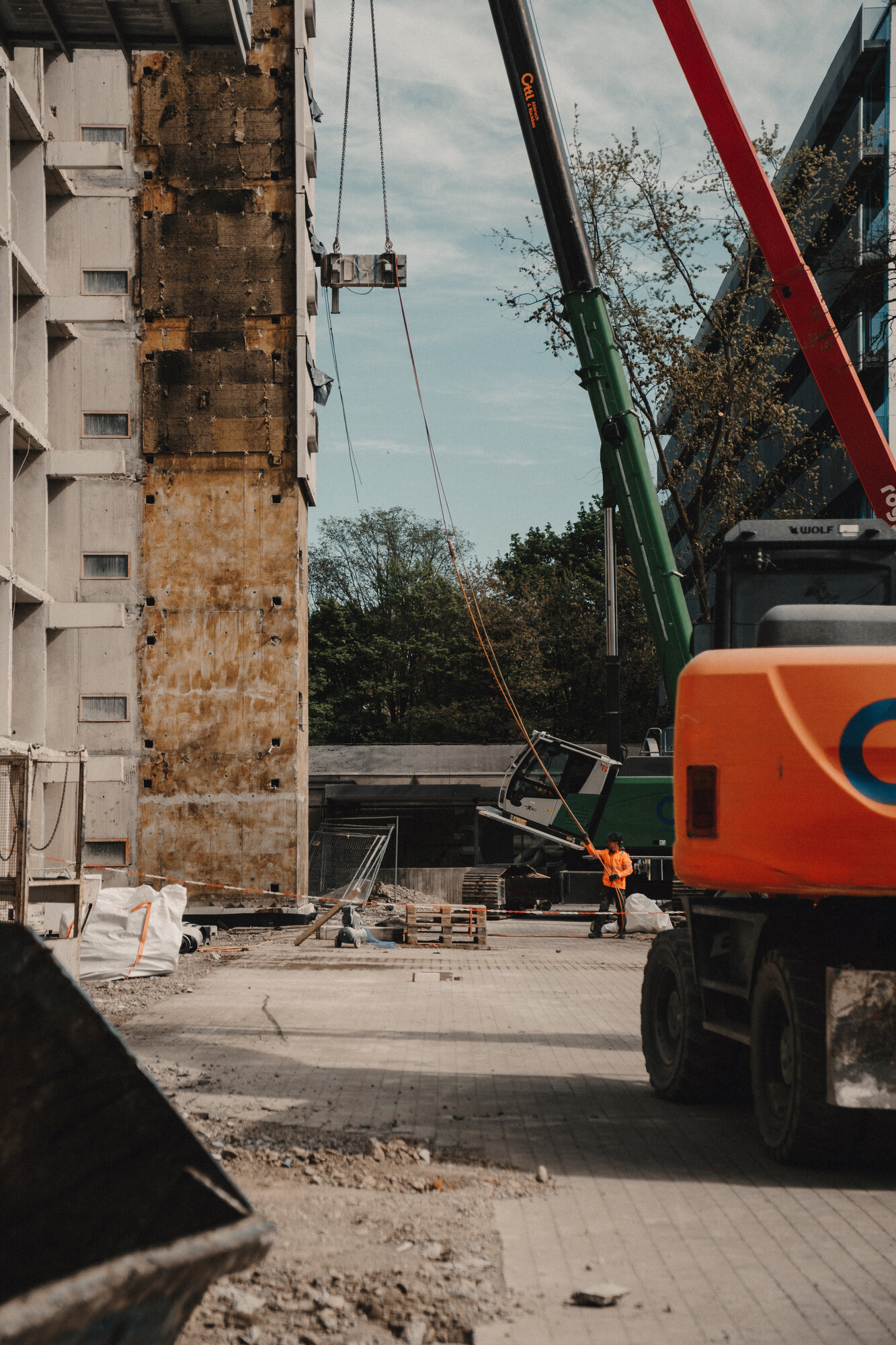 Abgeschlossene Kragarmreihen an der Hochhausfassade der Studentenstadt München, Fassade bereit für die neue Verkleidung