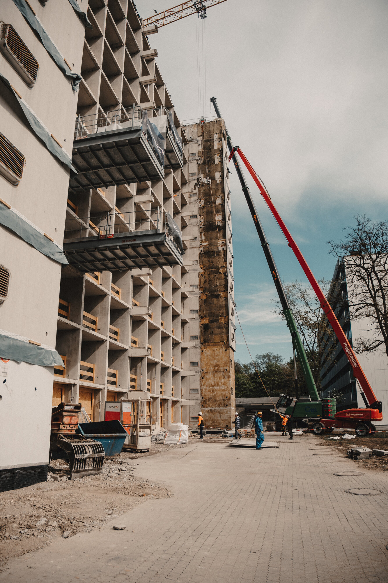 Gesamtansicht der Baustelle Studentenstadt München mit Hochhäusern und Baustelleneinrichtung