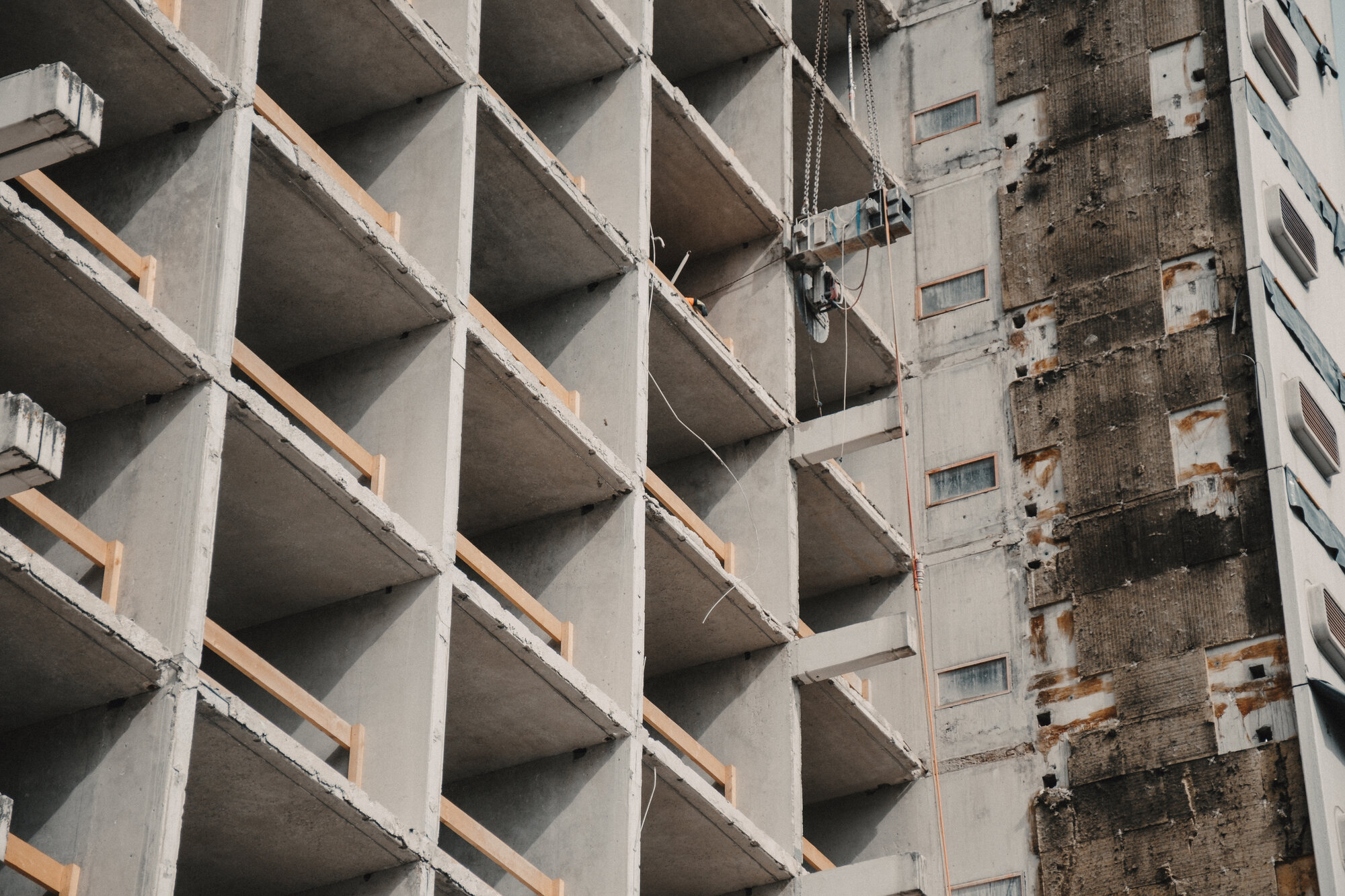 Detailaufnahme der abgesägten Kragarme, sauberer Schnitt bündig zur Fassade erkennbar